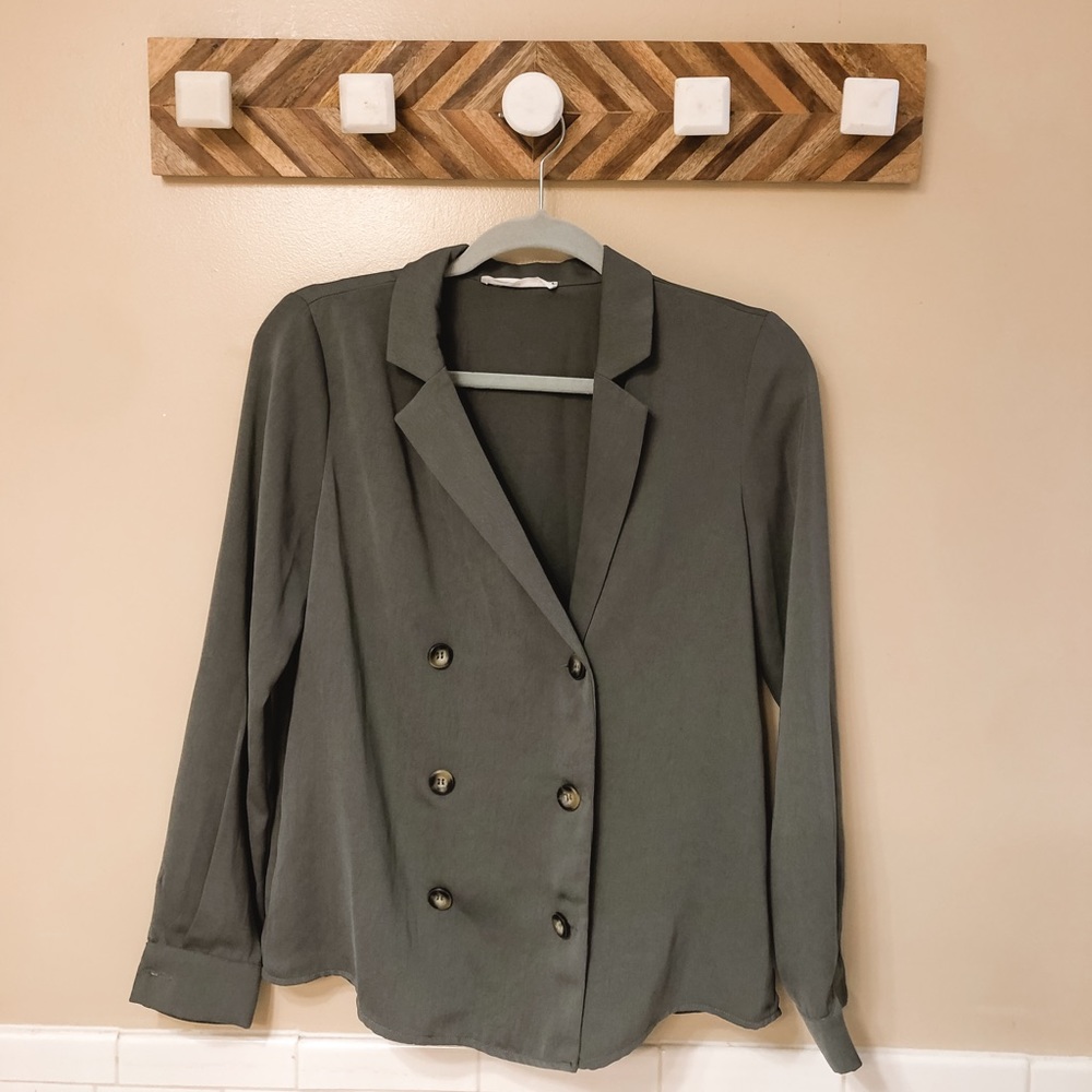 Medium charcoal button up blouse.